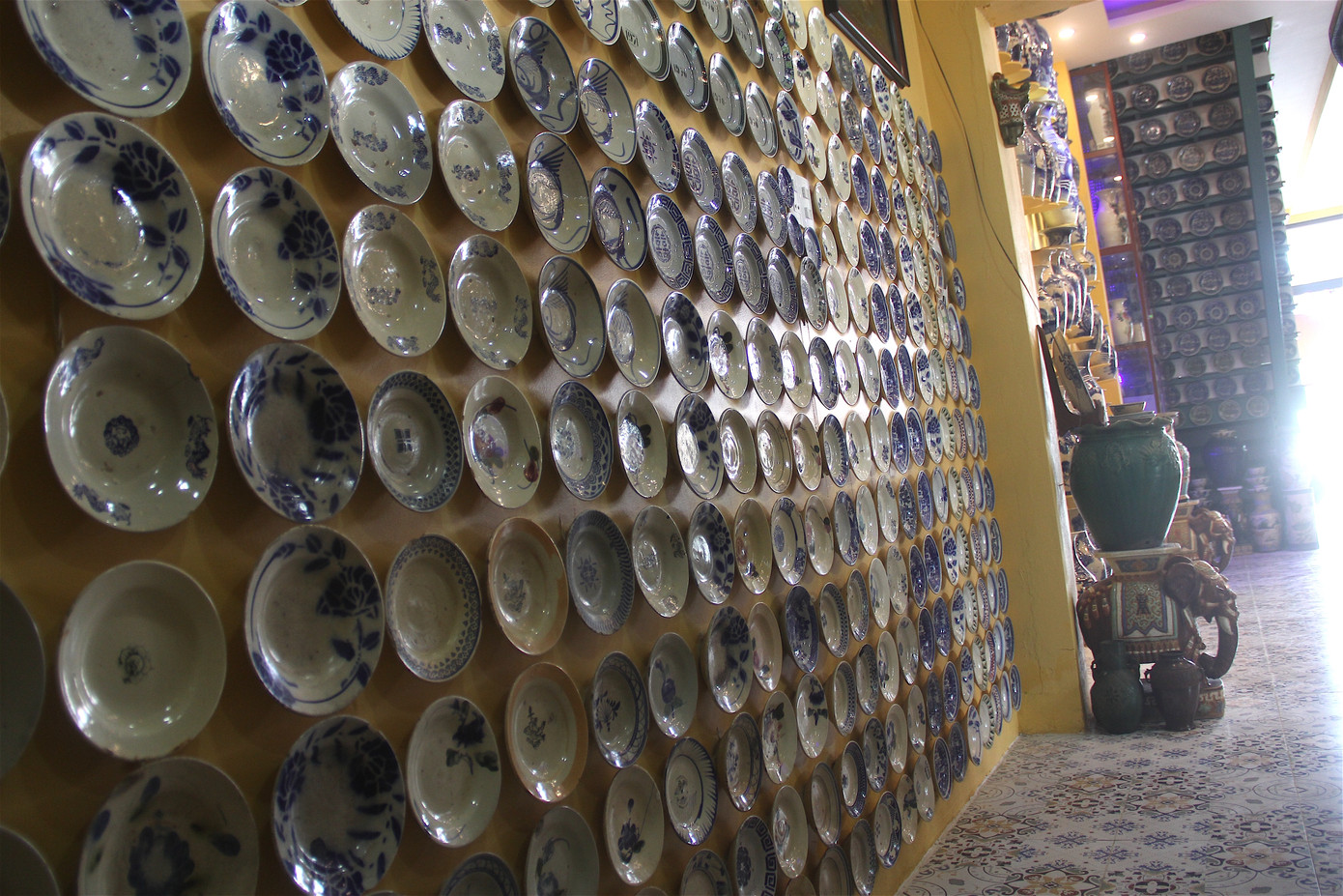 Chiêm ngưỡng ngôi nhà 2 tầng ở Cần Thơ phủ kín hàng nghìn món đồ cổ ảnh 19