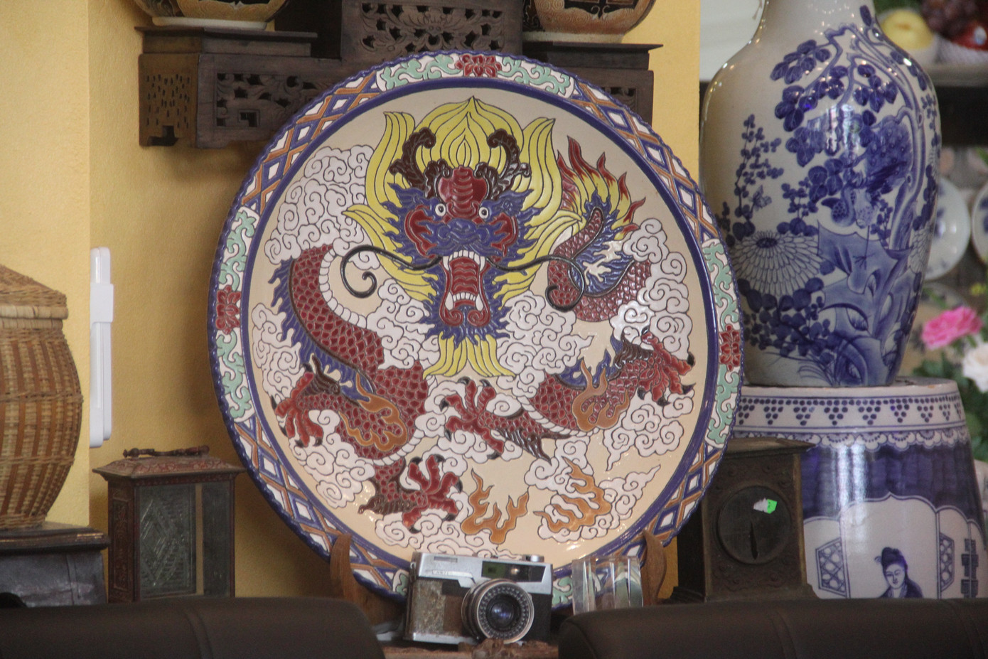 Chiêm ngưỡng ngôi nhà 2 tầng ở Cần Thơ phủ kín hàng nghìn món đồ cổ ảnh 9