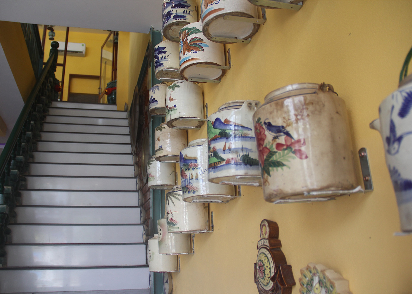 Chiêm ngưỡng ngôi nhà 2 tầng ở Cần Thơ phủ kín hàng nghìn món đồ cổ ảnh 20