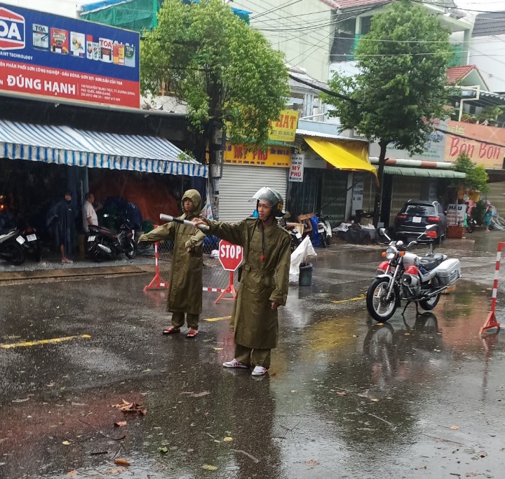 Cây đổ hàng loạt, mất điện, hàng nghìn nhà tốc mái do bão số 5 ảnh 4