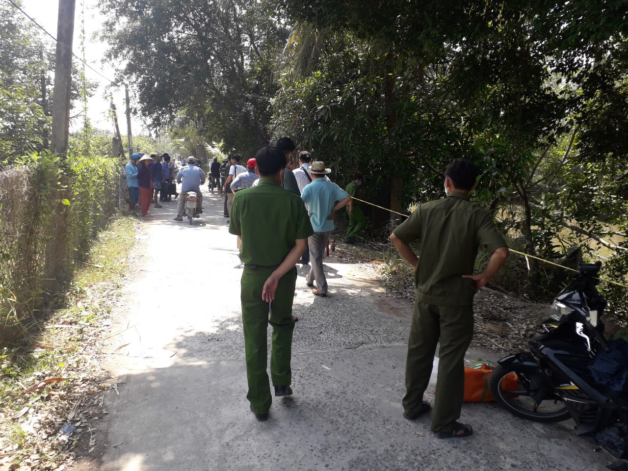 Phát hiện thi thể người đàn ông trương phình dưới kênh, hai tay bị quấn vải ảnh 1