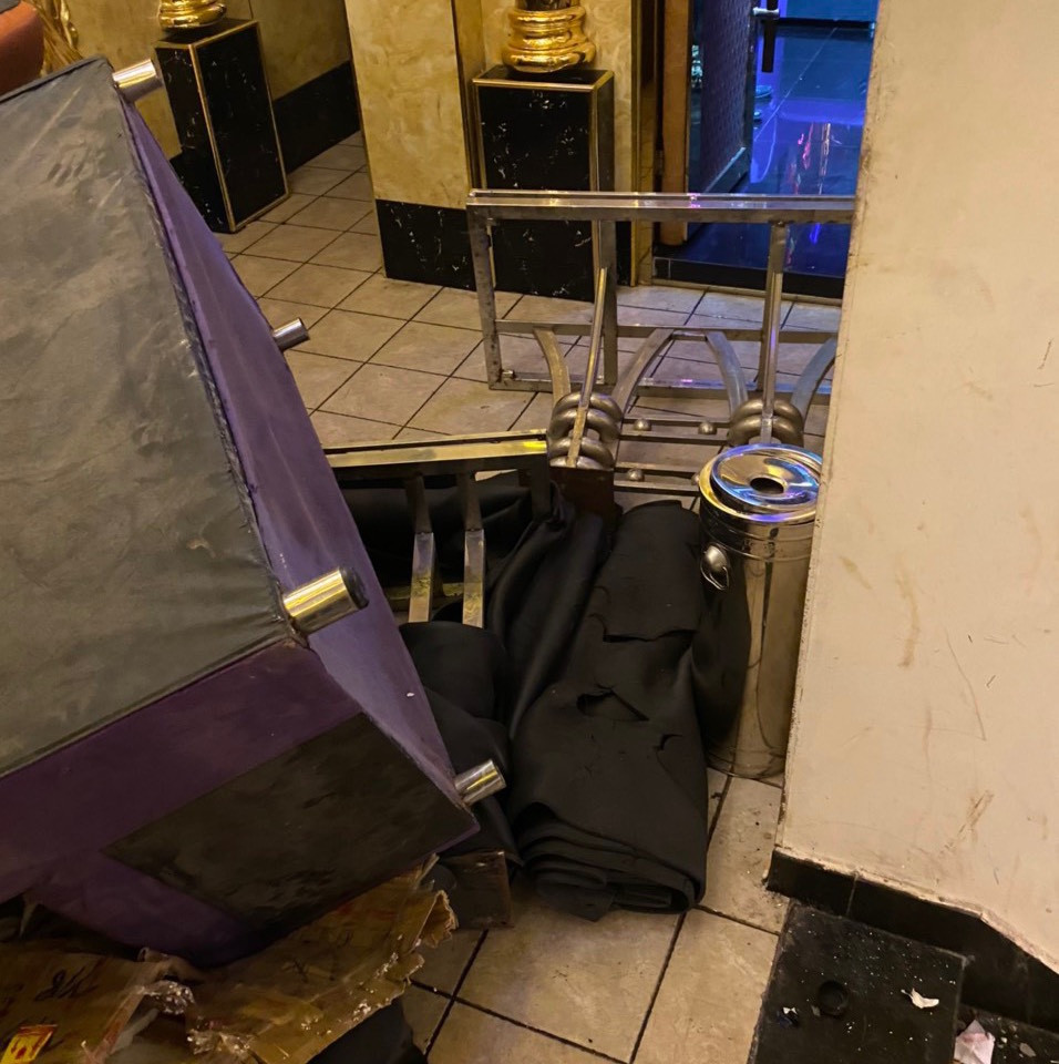 Hàng chục công an đột kích quán karaoke, phát hiện hơn 100 nam nữ say sưa 'thác loạn' ảnh 3