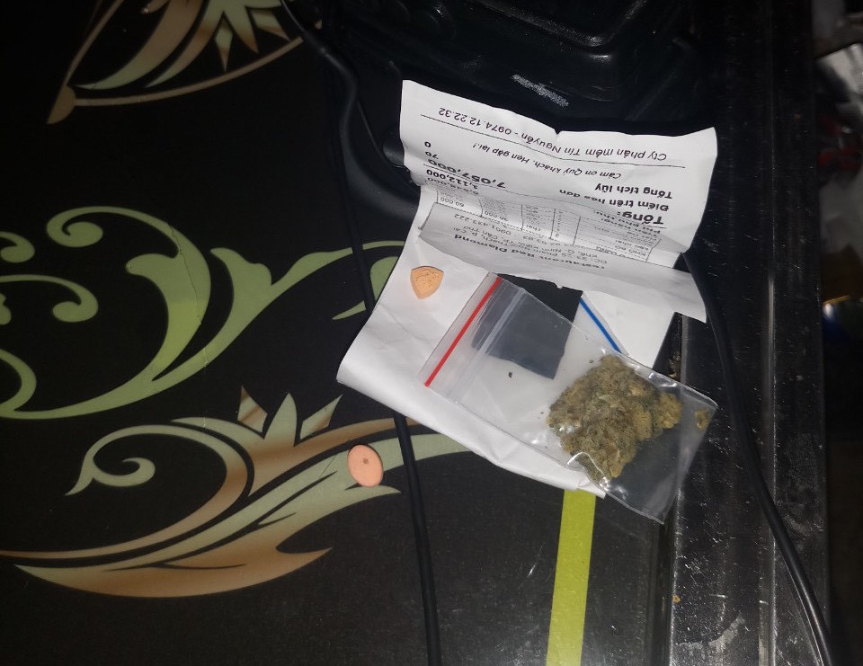 Hàng chục công an đột kích quán karaoke, phát hiện hơn 100 nam nữ say sưa 'thác loạn' ảnh 2