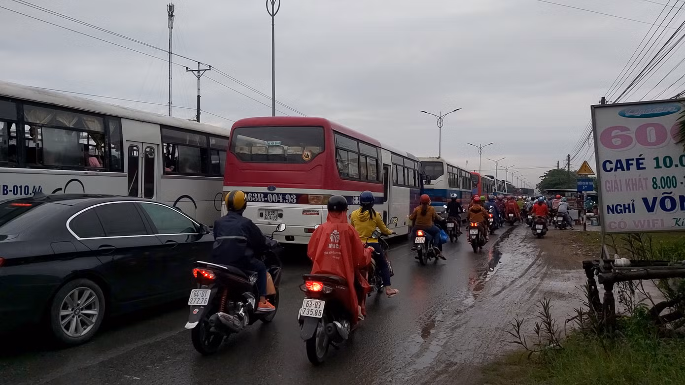 Quốc lộ 1 tắc gần 2km sau vụ tai nạn chết người ảnh 2