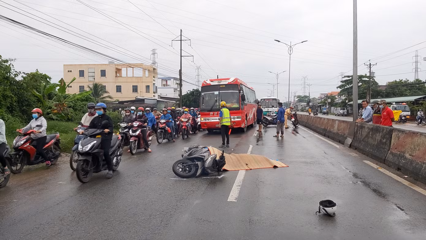 Quốc lộ 1 tắc gần 2km sau vụ tai nạn chết người ảnh 1
