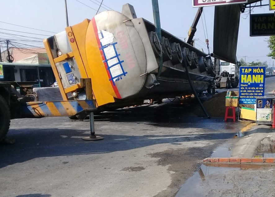 Xe bồn lật giữa đường, Quốc lộ 1 ùn tắc nhiều km ảnh 1