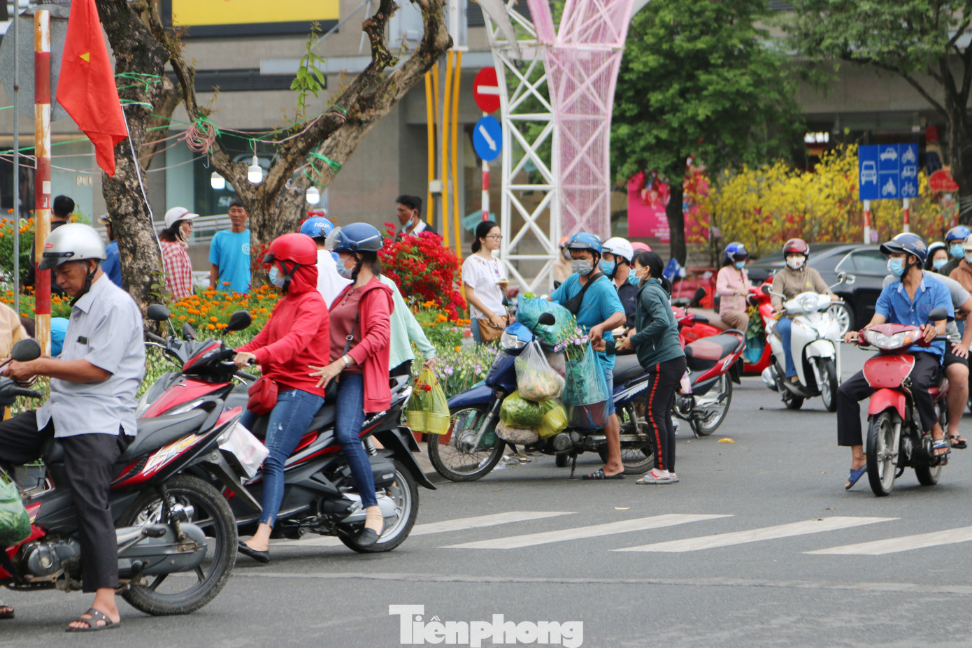 Chợ hoa Cần Thơ nhộn nhịp ngày 30 Tết ảnh 2