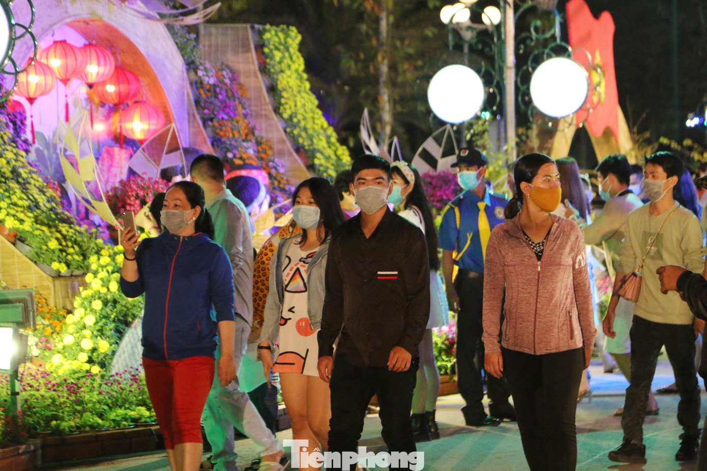 Người dân mang khẩu trang, xếp hàng chụp ảnh ở đường hoa xuân Cần Thơ ảnh 8