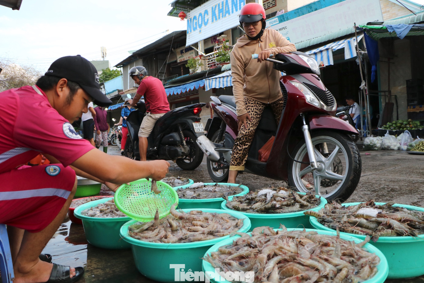 Chợ lớn nhất Phú Quốc nhộn nhịp sau giãn cách xã hội ảnh 6
