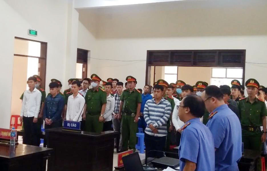 Đại ca cùng 27 đàn em nổ súng 'huyết chiến' tại tiệm cầm đồ ra hầu tòa ảnh 1