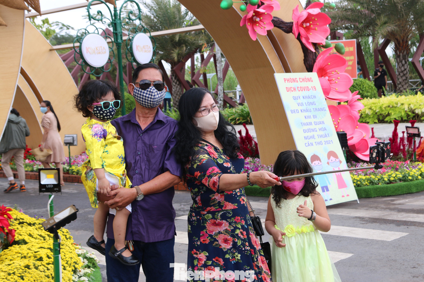 Người dân mang khẩu trang, xếp hàng chụp ảnh ở đường hoa xuân Cần Thơ ảnh 18