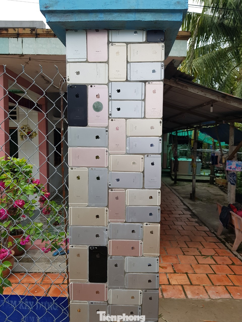 Ngôi nhà có hàng rào 'độc nhất vô nhị' được ốp hơn 2.000 vỏ điện thoại iPhone ảnh 11