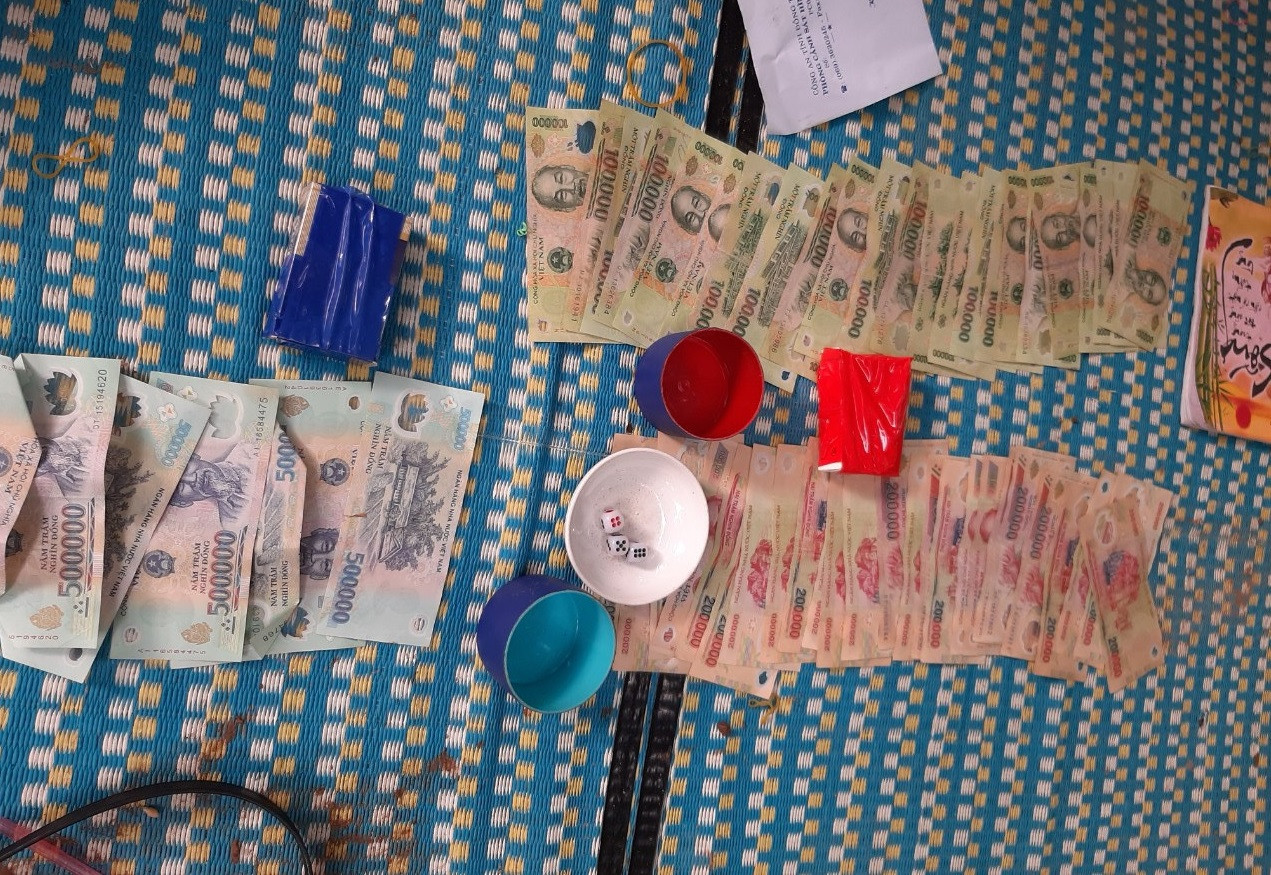 Đột kích sới bạc liên tỉnh, bắt 31 đối tượng, thu gần 300 triệu đồng ảnh 2