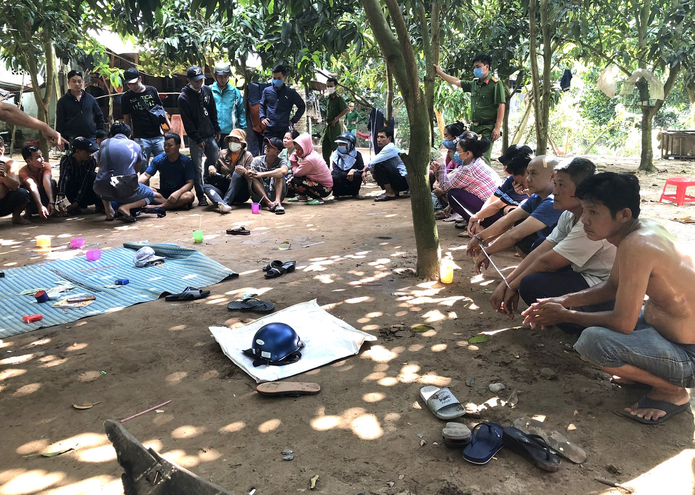 Đột kích sới bạc liên tỉnh, bắt 31 đối tượng, thu gần 300 triệu đồng ảnh 1