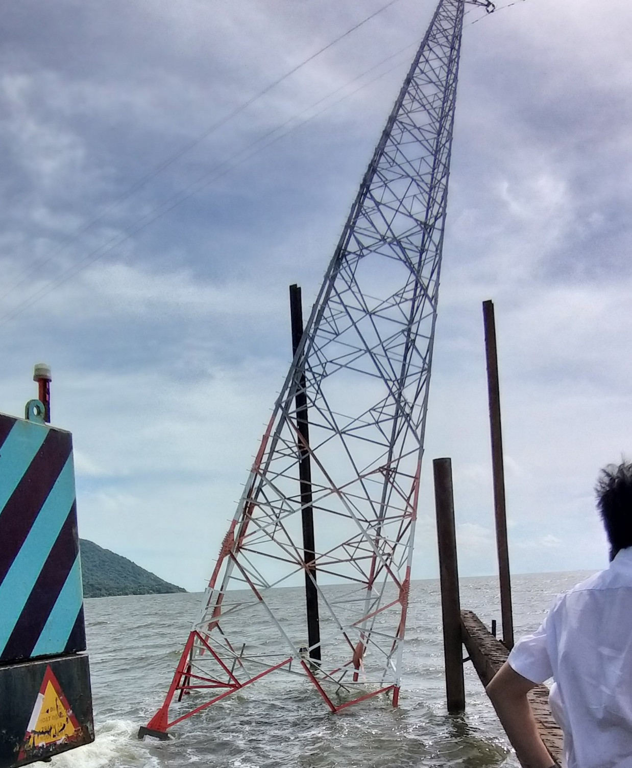 Kiên Giang: Điều tra, truy tìm phương tiện làm trụ điện cao thế vượt biển đổ nghiêng ảnh 2