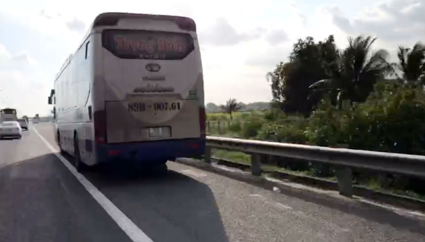 Xe giường nằm lao vun vút, liên tục vượt ở làn đường dừng khẩn cấp trên cao tốc ảnh 1