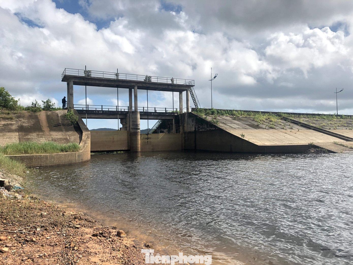 Nắng nóng 'đổ lửa', hồ nước ngọt lớn nhất Phú Quốc báo động ảnh 1