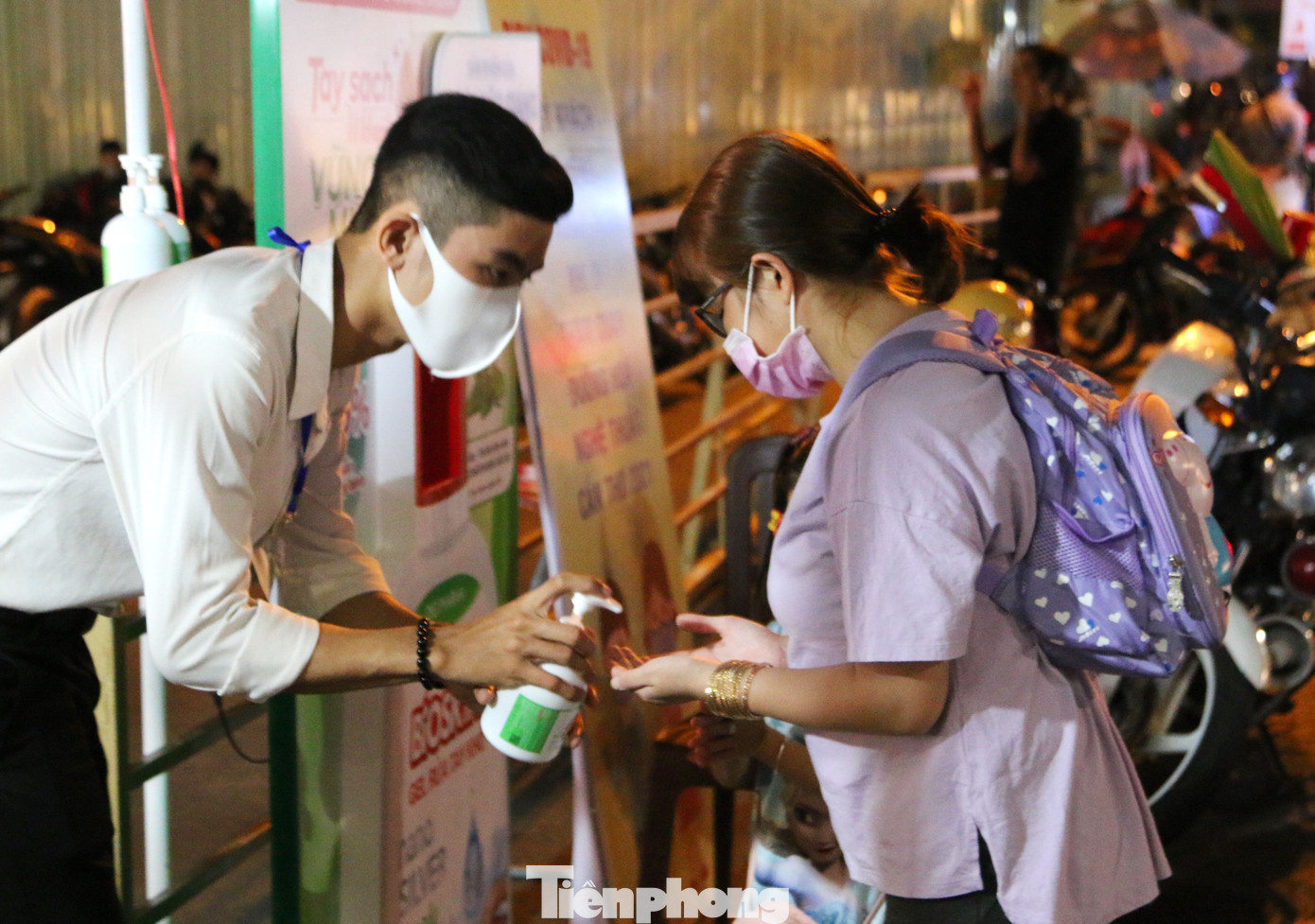 Người dân mang khẩu trang, xếp hàng chụp ảnh ở đường hoa xuân Cần Thơ ảnh 5