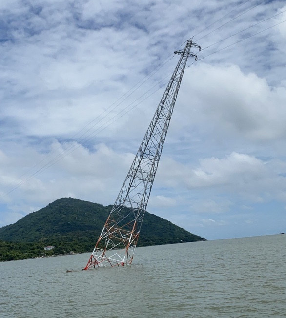 Trụ điện cao thế vượt biển ở Kiên Giang bị đổ nghiêng, đảo Hòn Tre bị mất điện nhiều giờ ảnh 2