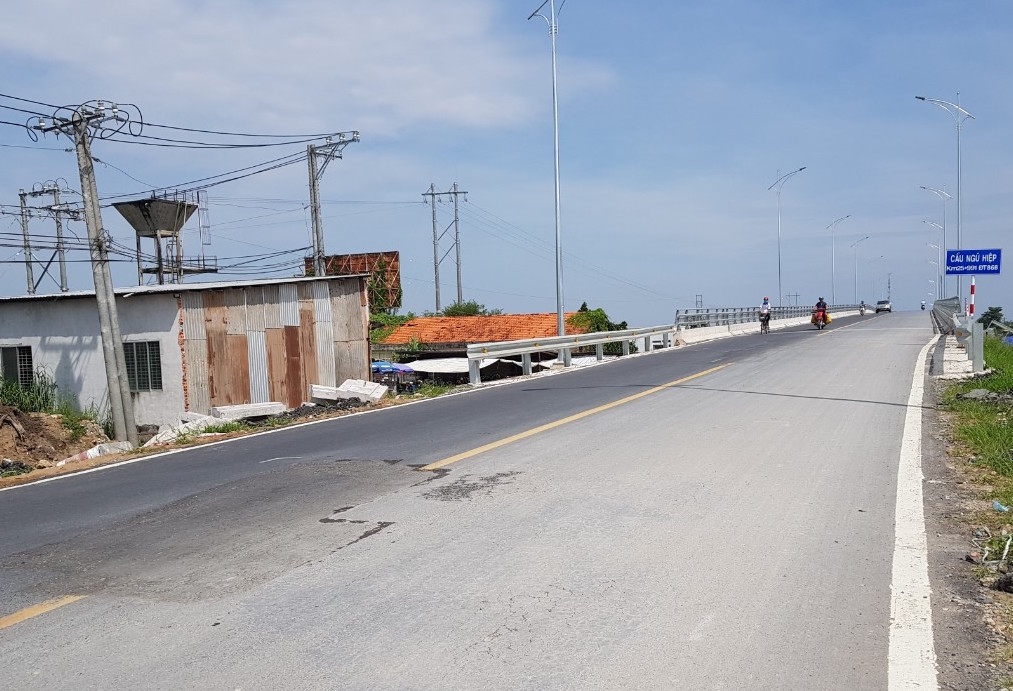 Cầu 170 tỷ đồng mới đưa vào sử dụng ở Tiền Giang đã phải dặm vá ảnh 3
