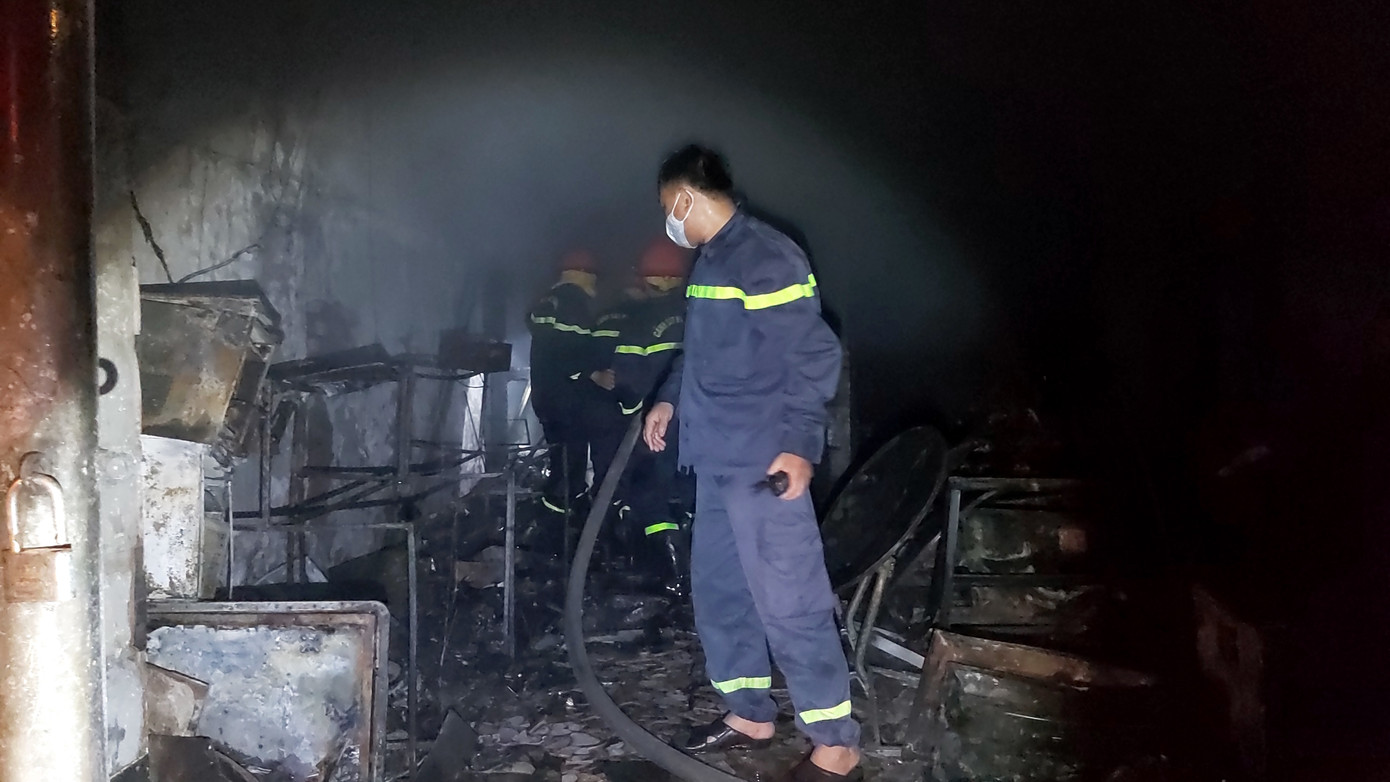  Sau tiếng nổ lớn, cửa hàng điện tử cháy dữ dội ảnh 3