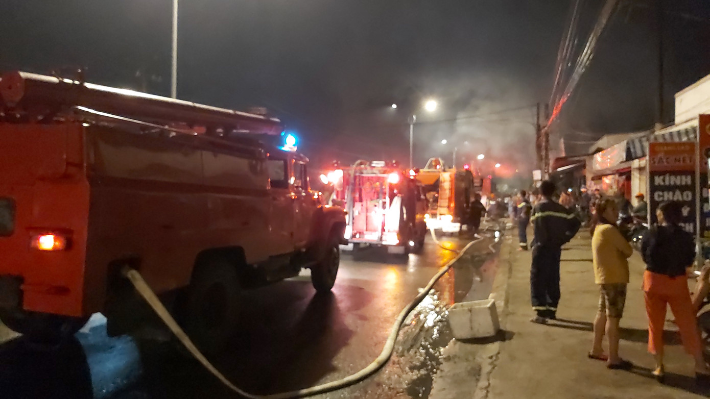  Sau tiếng nổ lớn, cửa hàng điện tử cháy dữ dội ảnh 2