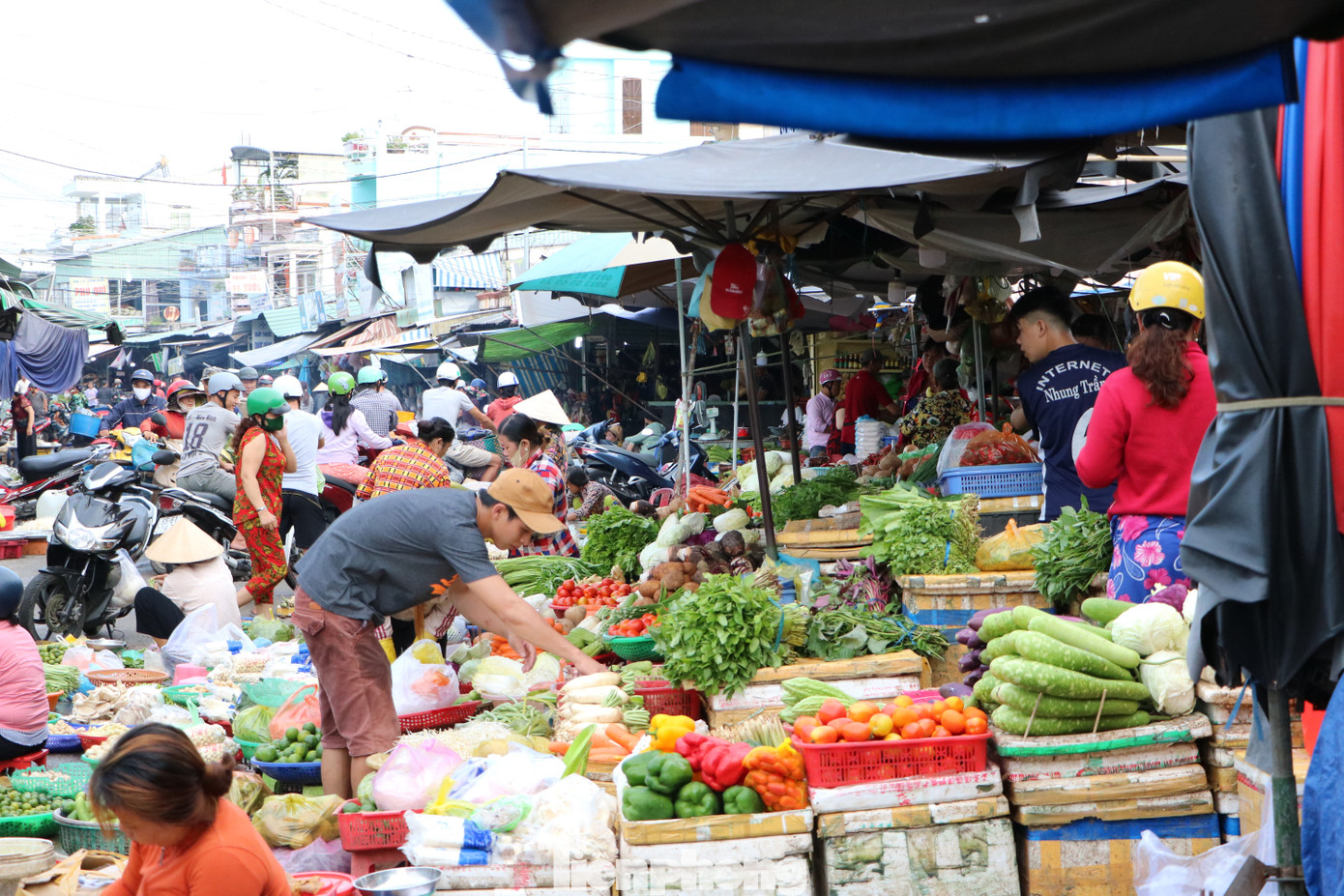 Chợ lớn nhất Phú Quốc nhộn nhịp sau giãn cách xã hội ảnh 15