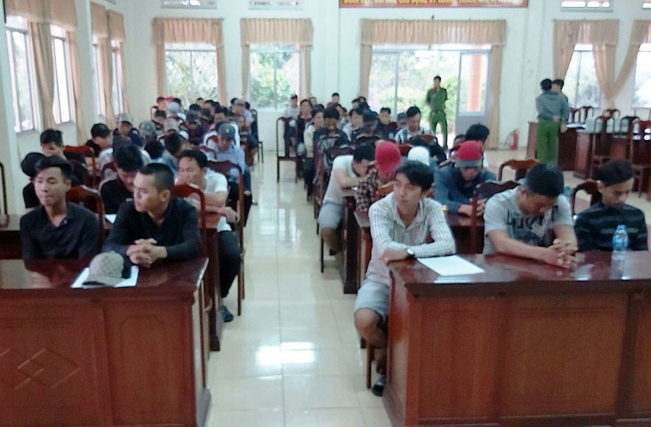 Hàng chục người phê ma túy ở TP.HCM mang hung khí kéo về Bến Tre đòi nợ ảnh 1