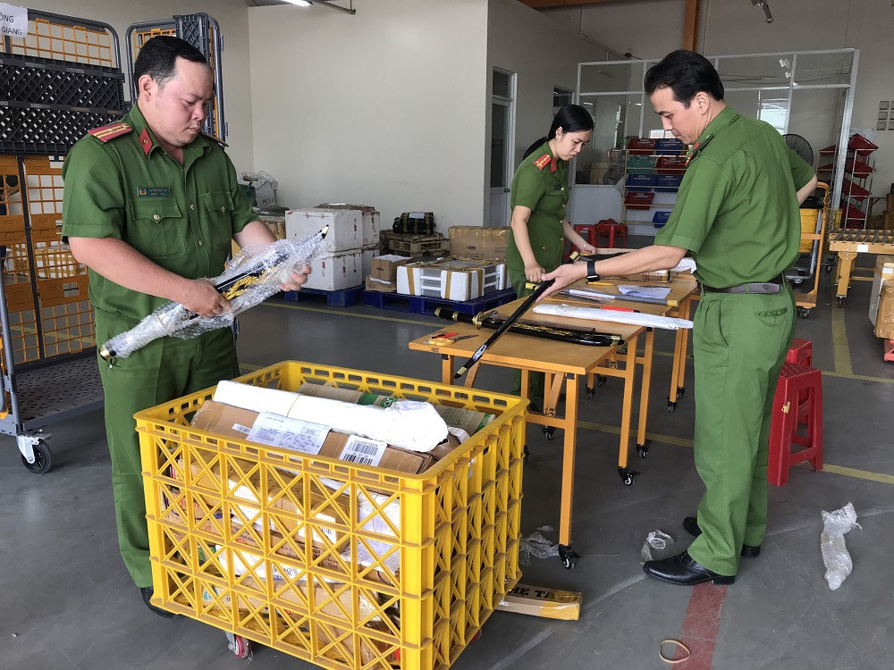 Thu giữ nhiều hung khí vận chuyển qua đường bưu điện ảnh 1