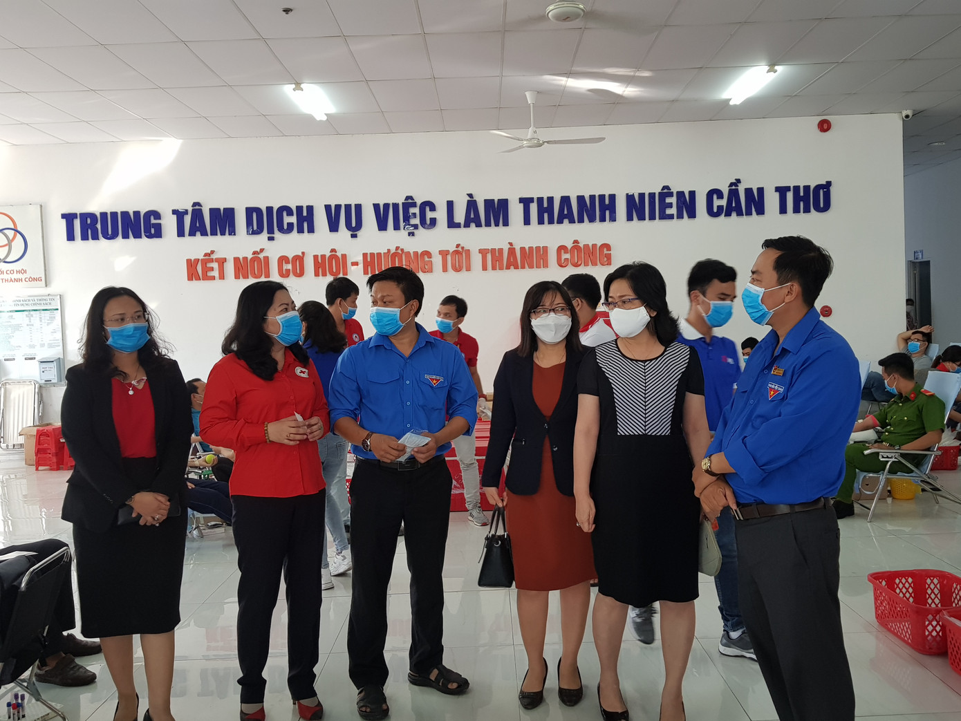 Cần Thơ: 5.000 khẩu trang y tế được phát miễn phí tại ngày hội Chủ nhật Đỏ ảnh 6
