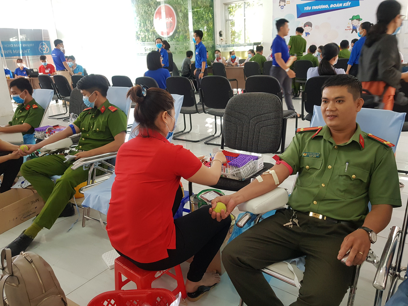 Cần Thơ: 5.000 khẩu trang y tế được phát miễn phí tại ngày hội Chủ nhật Đỏ ảnh 3