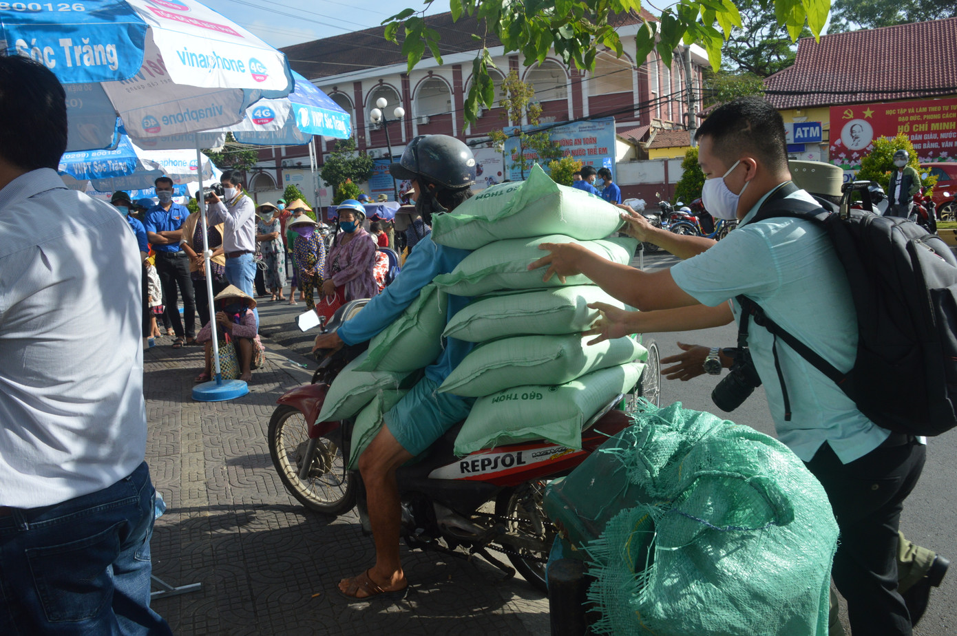 'ATM gạo' đầu tiên ở Sóc Trăng hỗ trợ người nghèo ảnh 3