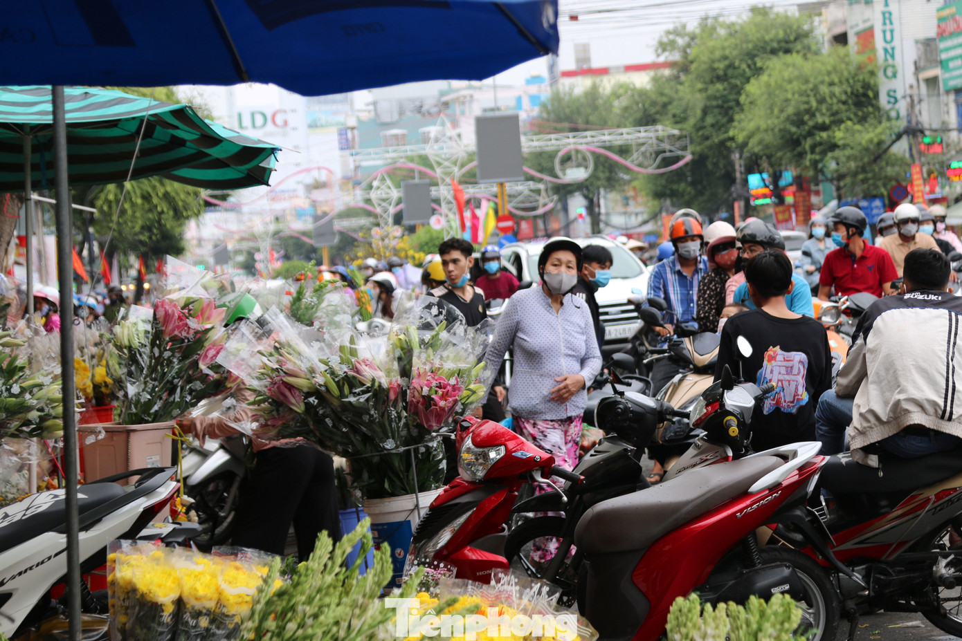 Chợ hoa Cần Thơ nhộn nhịp ngày 30 Tết ảnh 8