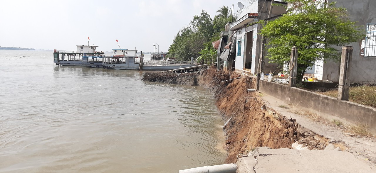 Khu vực bị sạt lở. Điều tra vụ sạt lở làm nhiều người đi trên phà rơi xuống sông Hậu ảnh 2