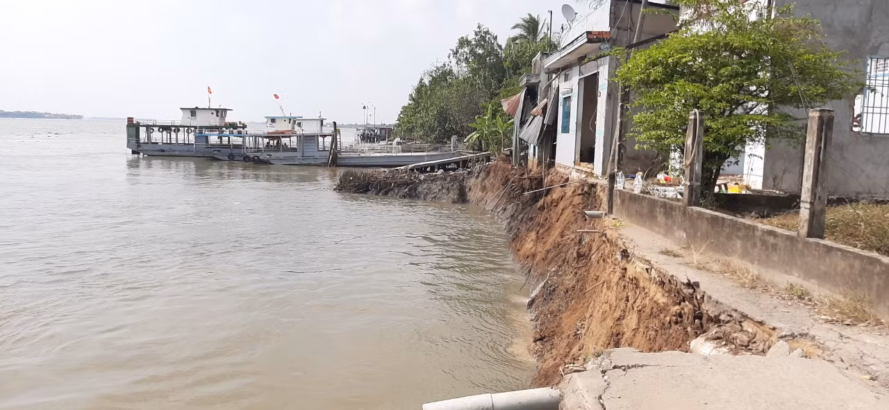 Điều tra vụ sạt lở làm nhiều người đi trên phà rơi xuống sông Hậu ảnh 2