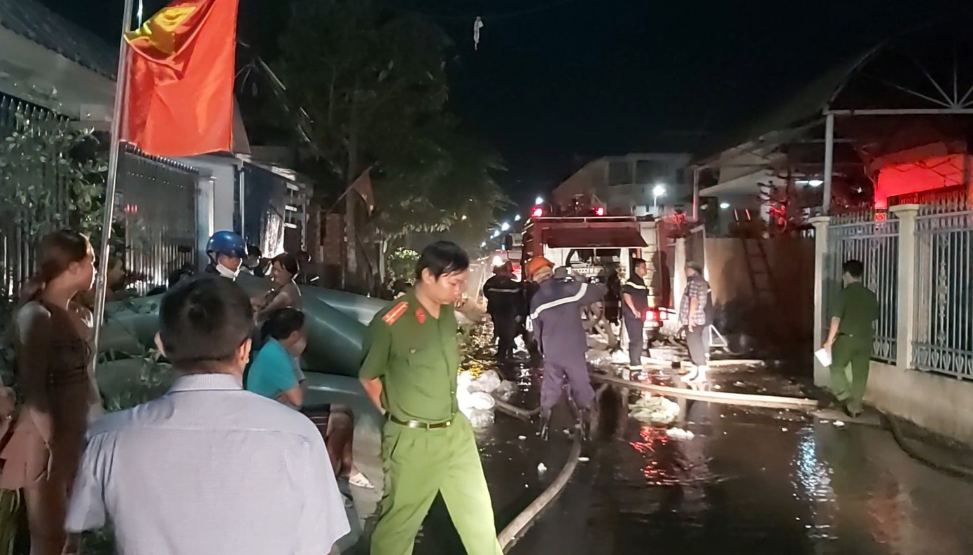 Cháy lớn tại xưởng sản xuất gối ở Tiền Giang ảnh 1