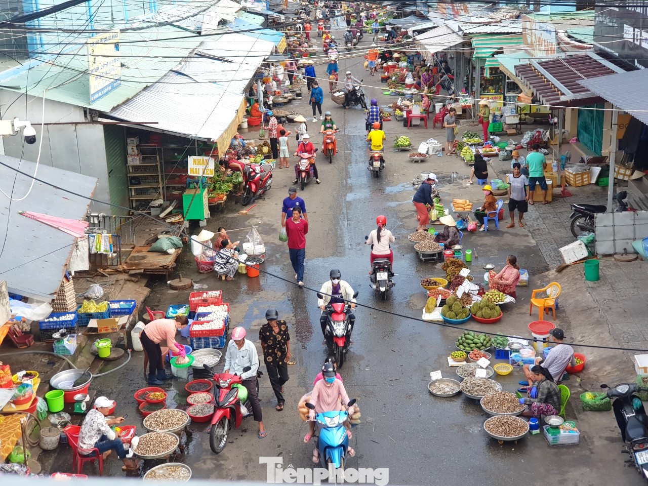 Chợ lớn nhất Phú Quốc nhộn nhịp sau giãn cách xã hội ảnh 1