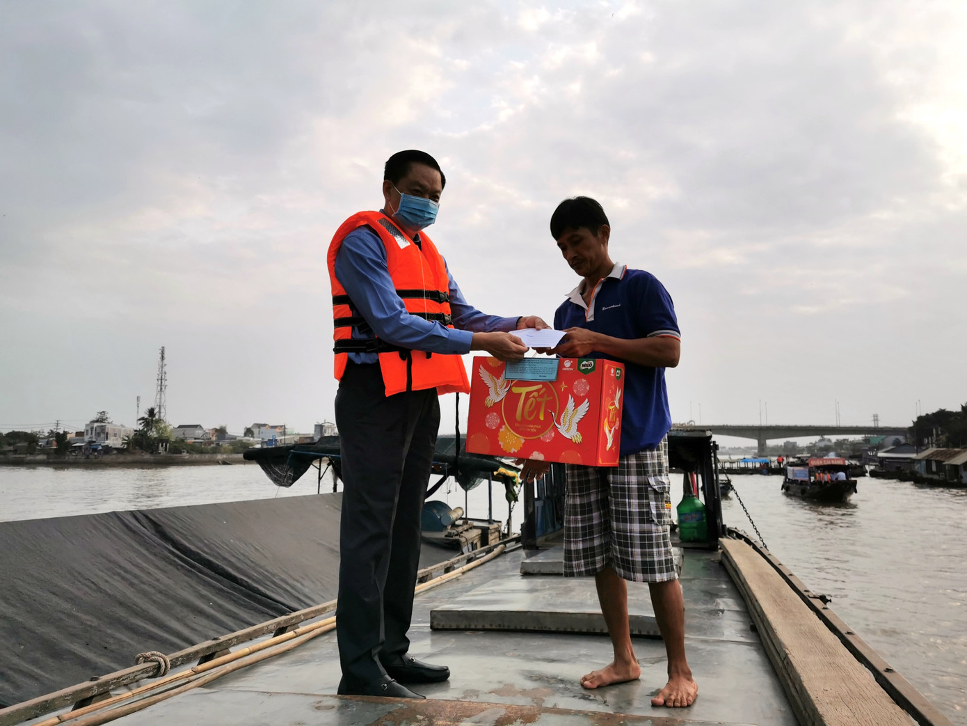 Trao quà Tết cho tiểu thương chợ nổi Cái Răng ảnh 2