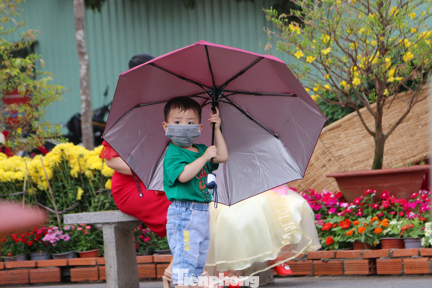 Người dân mang khẩu trang, xếp hàng chụp ảnh ở đường hoa xuân Cần Thơ ảnh 15