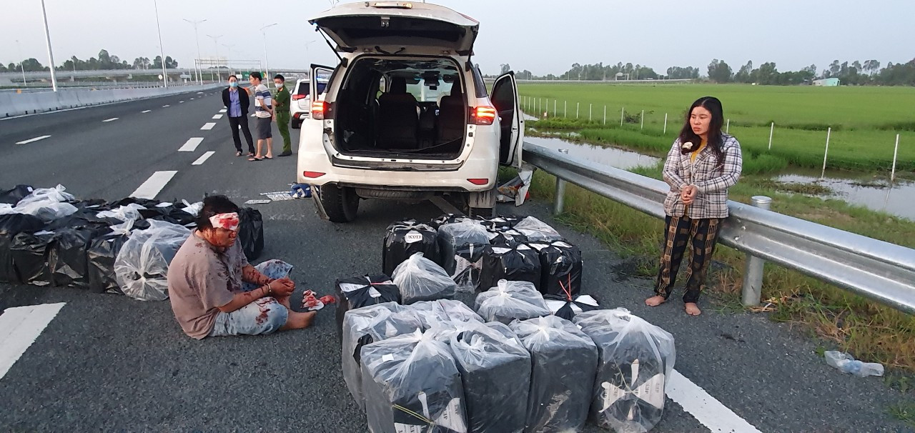 Bắt giữ cặp vợ chồng chở thuốc lá lậu, tông vào xe cảnh sát trên cao tốc ảnh 1
