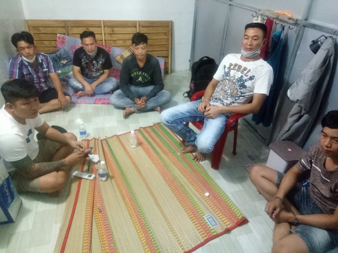 Bắt quả tang ổ bạc ở Phú Quốc, phát hiện nhiều súng và mã tấu ảnh 1