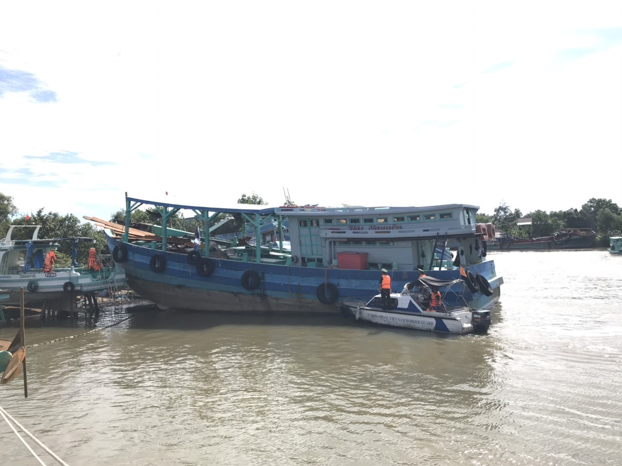 Tìm được phương tiện va chạm làm trụ điện vượt biển ở Kiên Giang đổ nghiêng ảnh 1