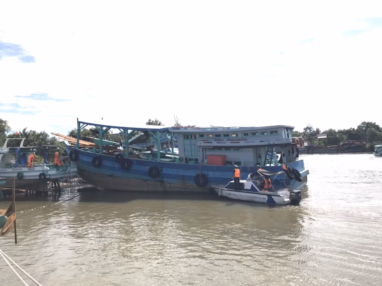 Tìm được phương tiện va chạm làm trụ điện vượt biển ở Kiên Giang đổ nghiêng ảnh 1