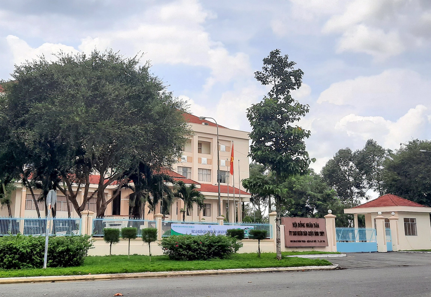 Cựu Chủ tịch quận dính sai phạm đất đai xin nghỉ hưu muốn đi làm lại ảnh 1