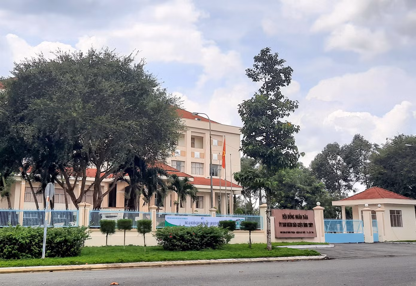 Cựu Chủ tịch quận dính sai phạm đất đai xin nghỉ hưu muốn đi làm lại ảnh 1