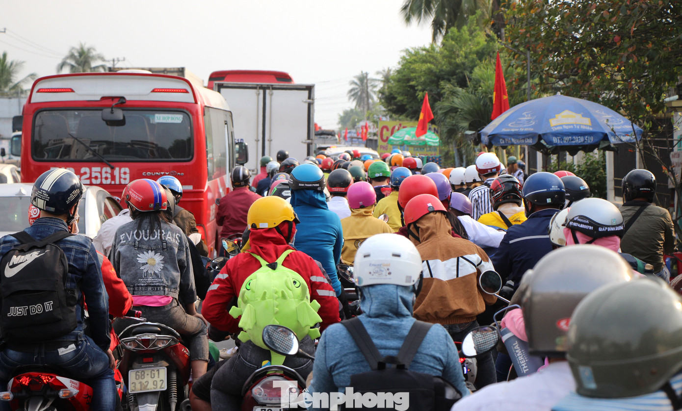 Người dân ùn ùn về quê ăn Tết, quốc lộ miền Tây ùn tắc từ trưa tới tối ảnh 12