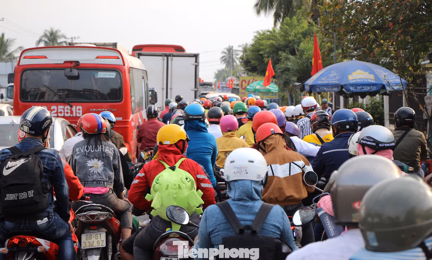Người dân ùn ùn về quê ăn Tết, quốc lộ miền Tây ùn tắc từ trưa tới tối ảnh 12
