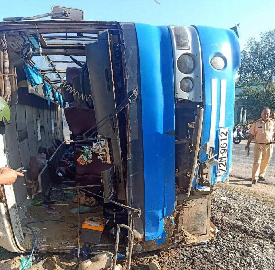 Xe chở công nhân lật ngang, 13 người thương vong ảnh 1