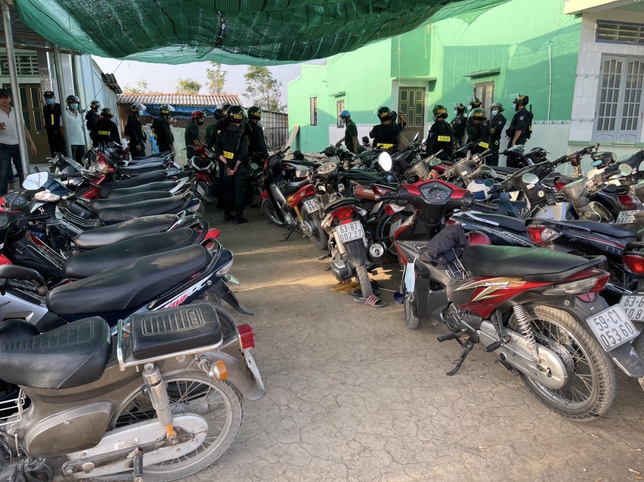 Trinh sát hoá trang thành đại gia, đi siêu xe để đột kích trường gà ảnh 2