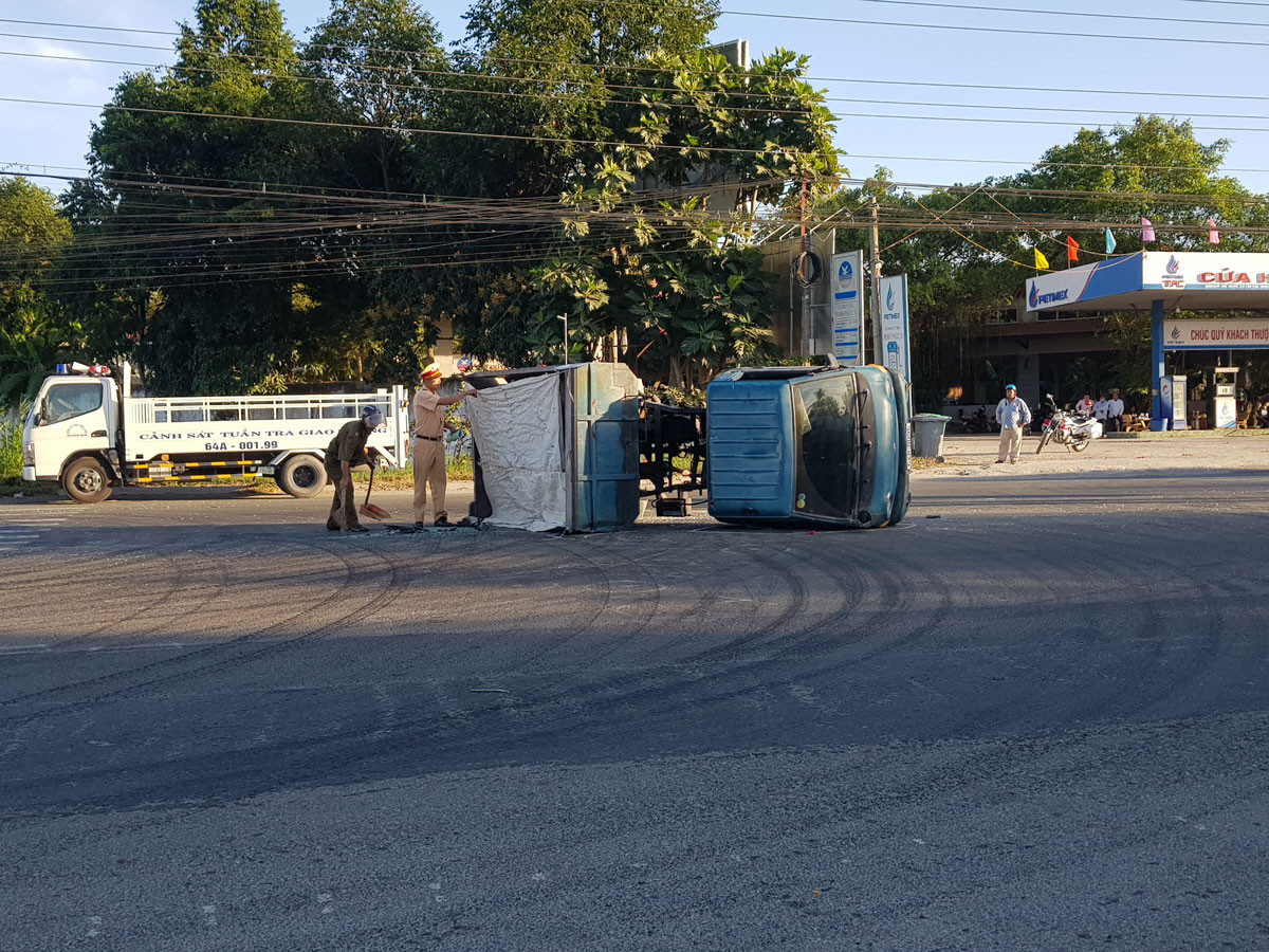 Lao xe xuống ruộng, tài xế được người dân phá cửa cứu thoát ảnh 3